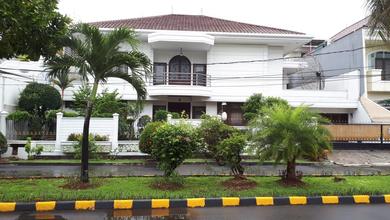 Rumah Mewah dengan kolam Renang di Taman Kedoya Baru Residence