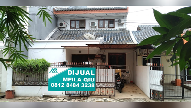 Rumah Lama Luas Depan Taman Parkir Luas