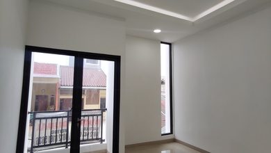 Rumah Baru 3 Lantai Lebar Jalan 2 Mobil Lebar di Taman Ratu 